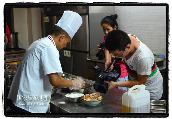 此次攝制組通過拍攝婺源代表名菜糊豆腐、粉蒸肉、荷包紅魚、賽鵝頸及地方小吃清明果、灰汁果、糯米子糕等來詮釋婺源美食經(jīng)典，展示婺源食文化，打造獨屬婺源的美食符號。