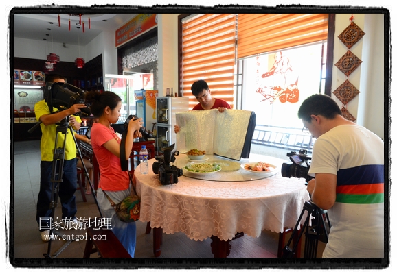 此次攝制組通過拍攝婺源代表名菜糊豆腐、粉蒸肉、荷包紅魚、賽鵝頸及地方小吃清明果、灰汁果、糯米子糕等來詮釋婺源美食經(jīng)典，展示婺源食文化，打造獨屬婺源的美食符號。