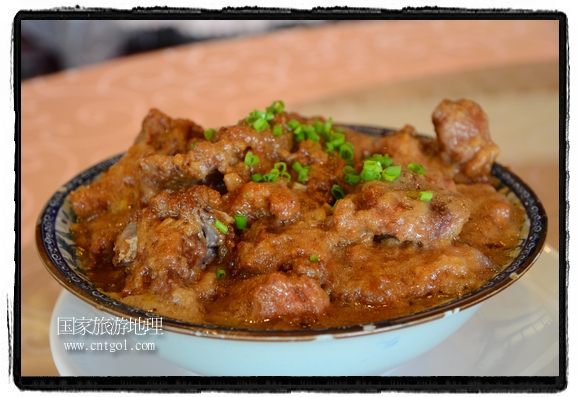 此次攝制組通過拍攝婺源代表名菜糊豆腐、粉蒸肉、荷包紅魚、賽鵝頸及地方小吃清明果、灰汁果、糯米子糕等來詮釋婺源美食經(jīng)典，展示婺源食文化，打造獨屬婺源的美食符號。