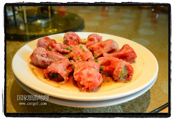 此次攝制組通過拍攝婺源代表名菜糊豆腐、粉蒸肉、荷包紅魚、賽鵝頸及地方小吃清明果、灰汁果、糯米子糕等來詮釋婺源美食經(jīng)典，展示婺源食文化，打造獨屬婺源的美食符號。