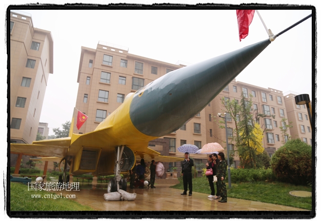 小區(qū)突然出現(xiàn)“飛機坦克”，其中殲15艦載戰(zhàn)斗機一架、99式主戰(zhàn)坦克一輛、武直-10武裝直升機一架，吸引了眾多市民雨中圍觀、合影。