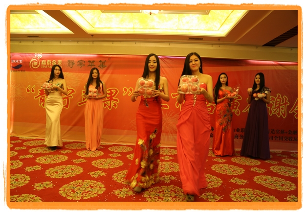 甘肅平涼:妙齡妹子表演T臺秀 不秀身材秀“金果”(圖)