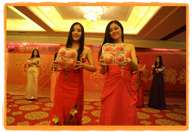 甘肅平涼:妙齡妹子表演T臺秀 不秀身材秀“金果”(圖)