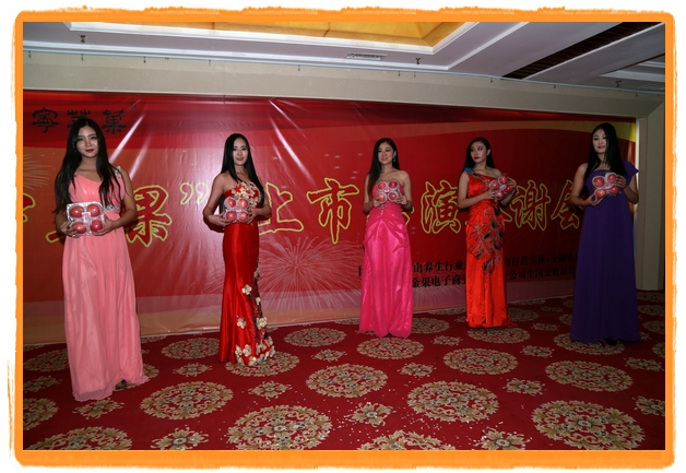 甘肅平涼:妙齡妹子表演T臺秀 不秀身材秀“金果”(圖)