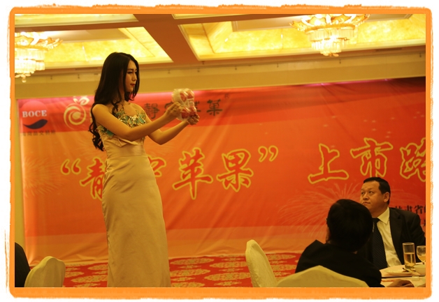 甘肅平涼:妙齡妹子表演T臺秀 不秀身材秀“金果”(圖)