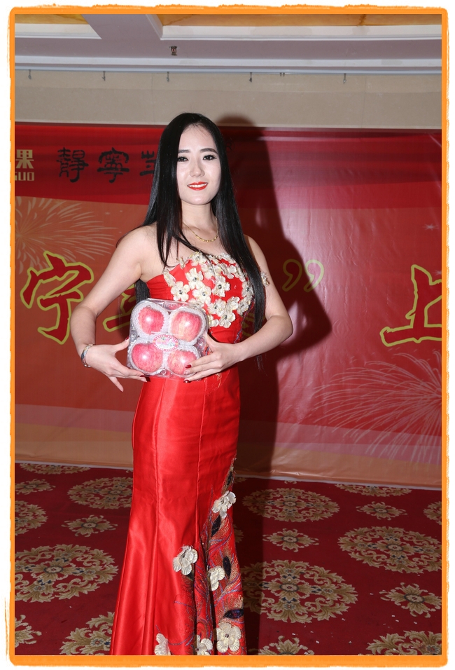 甘肅平涼:妙齡妹子表演T臺秀 不秀身材秀“金果”(圖)