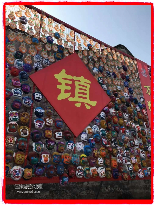中國(guó)規(guī)模最大的猴面具彩繪在南潯古鎮(zhèn)展示。猴子真是今年最紅的動(dòng)物。 