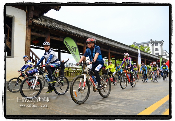 來自江西、安徽、浙江、福建等省市近千名選手參加了比賽，婺源賽道沿途的秀美風光和徽派古村落，給參賽選手留下美好的印象。