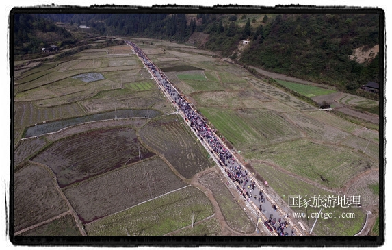 1700桌合攏宴，總長3.7公里，10380人同桌就餐，創(chuàng)歷史之最