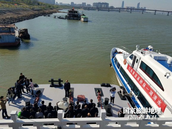 江西開(kāi)展呵護(hù)一湖清水，嚴(yán)厲打擊非法采砂行動(dòng)（圖）